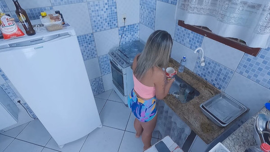 A vizinha gostosa lavou a louça aqui e até me deu a bunda!