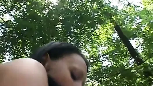 Azgın adam ve sürtük esmer açık havada sert sikiş seansı yapıyor