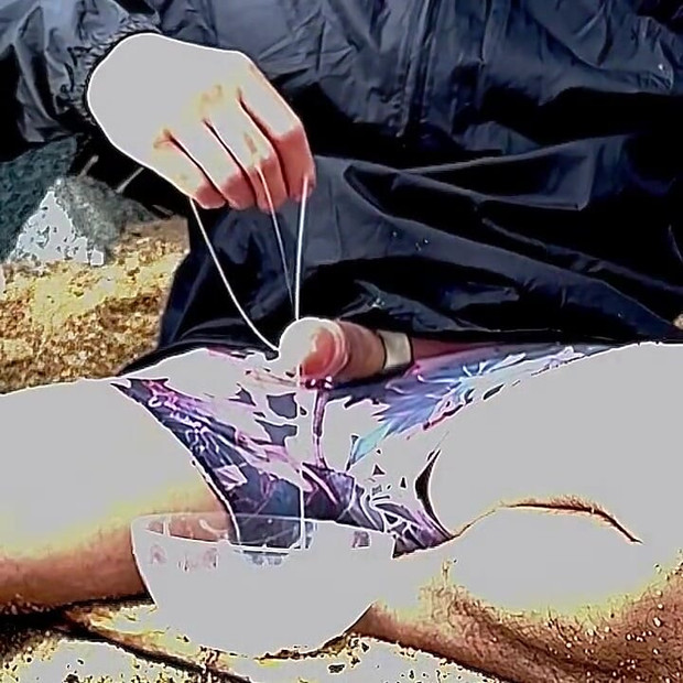 Svršavam na plaži i skupljam svu ejakulaciju u zdjelu