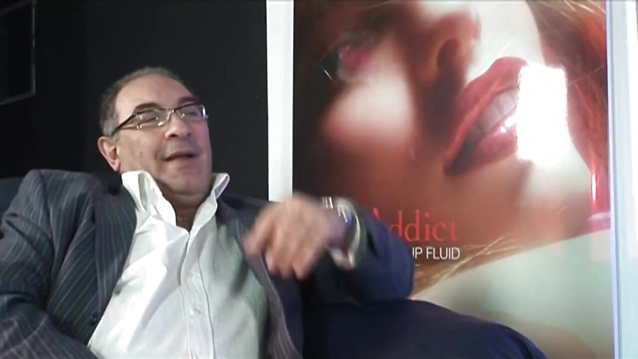 Si jalang yang menakjubkan dalam pakaian dalam seksi dan pantat stoking dikongkek oleh seorang lelaki yang lebih tua