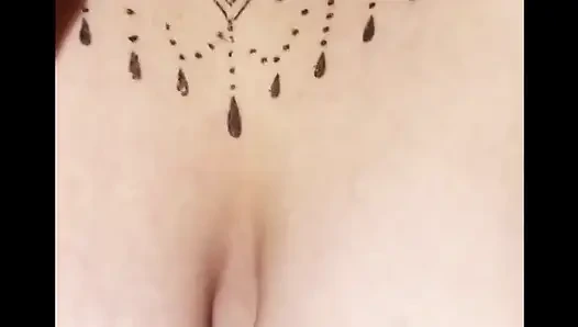 Evli kadın ve kocası edepsiz seks yapıyor. Siyah dildo, yumruk sokma, dölleme, boşalma