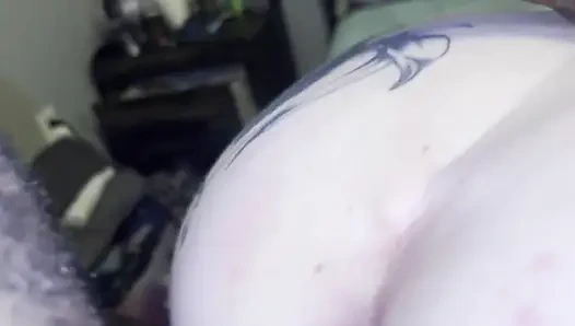Aku lagi asik nyepong kontol sebelum memek becekku dientot habis-habisan sama kontol besar pria kulit hitam