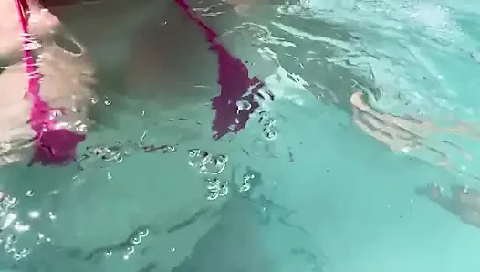 Artemisia suka pamer toket aduhainya dengan bikini tipis di bawah air