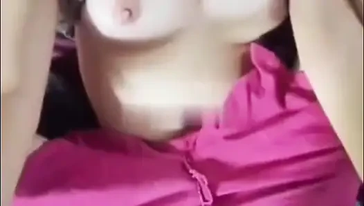 Stiefschwester verführt mich mit ihrer glatten Muschi