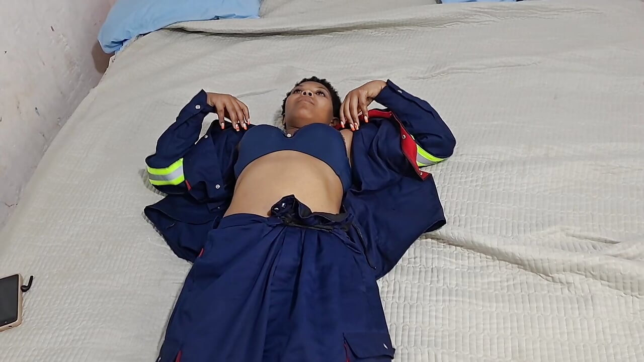 زميل العمل يداعب بأصابعه في غرفة المدير