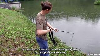 Он замечает симпатичный твинк рыбалки и предлагает ему достаточно денег, чтобы заставить его пососать его хуй - BIGSTR
