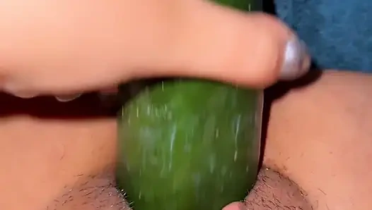 Tombul amcığım salatalık alıyor