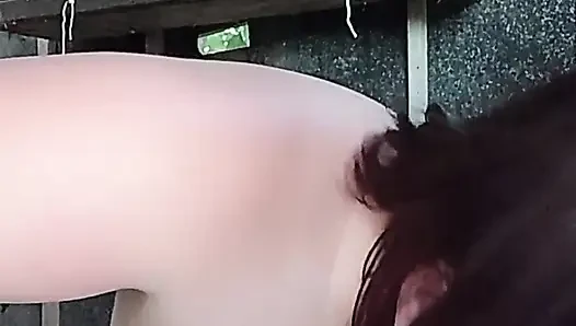 Ich beobachte ein kurviges mädchen, das sich auf der straße waschen.