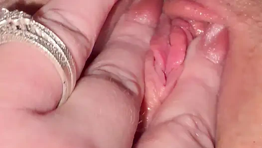 Einsame bBW-ehefrau fingert muschi mit großem kitzler zu hause und macht ehemann videos bei der arbeit von meiner nassen muschi