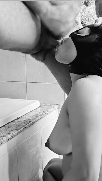 Atemberaubender moment aus "In den mund pissen und meine schwangere sklavin im retro-modus ficken"