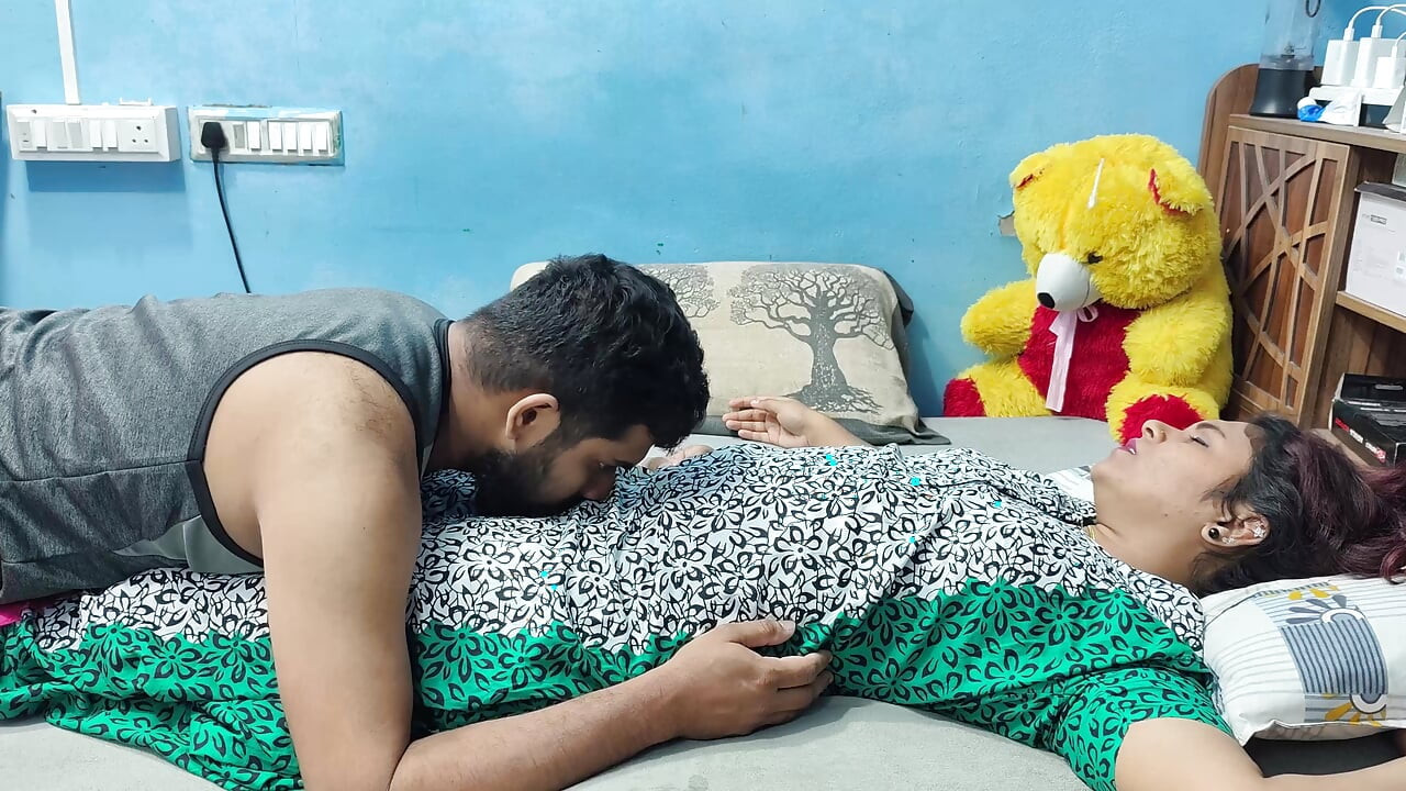 زوجة مالو تفرك كسها وتقبلها بأثداء تضغط وتقبل، رومانسية من قبل الزوج