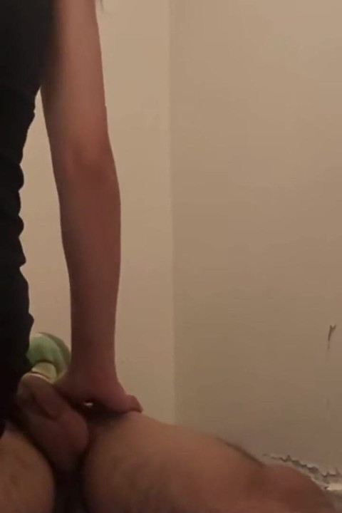 Beste amateur-masseurin, die ihre dienste dem kunden anbietet, sie können sich nicht vorstellen, was nach der massage passiert ist