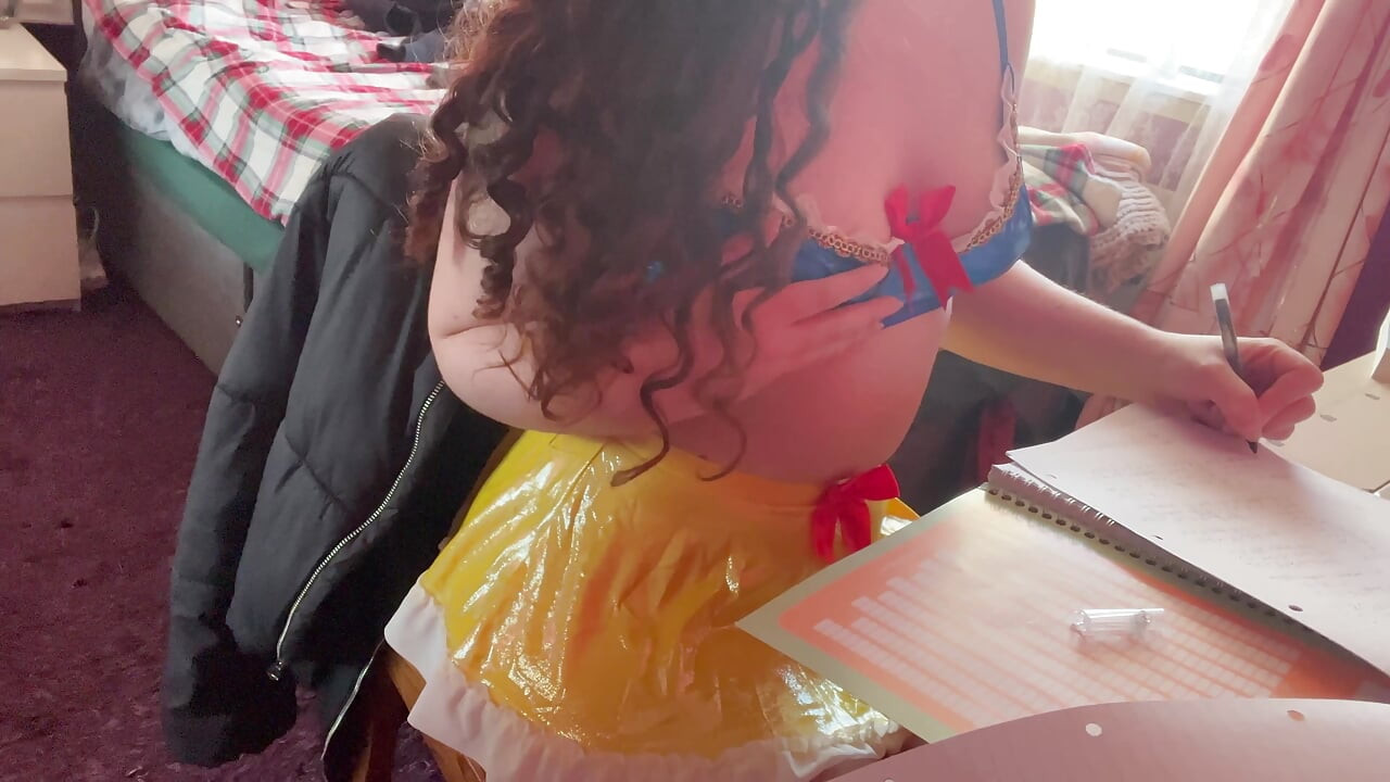 שלגיה מתחרמנת כשהיא לומדת