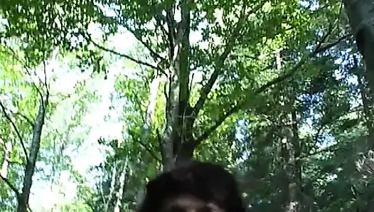 Грязная брюнетка трахает пальцами ее киску в парке