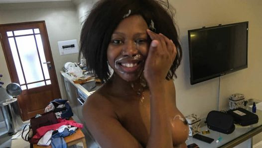 Ebony ster heeft haar make -up laten doen door een nep -casting agent