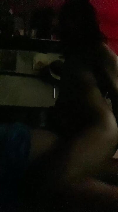 कमरे में हो रही है, बिना सेंसर किया हुआ क्योंकि यह अंधेरा है