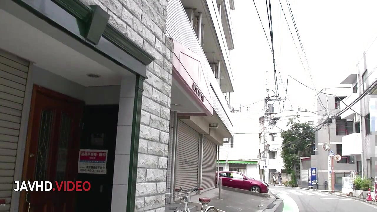 핫한 섹스 세션 전에 오럴을 해주는 야생 JAV 스타 Yui Sakura