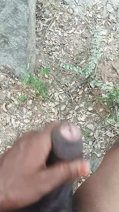Băiat din satul tamil care se expune în pădure în bătrâne