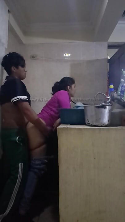 karmachaari ganda bartan dhote samay chod raha hai aur choos raha hai