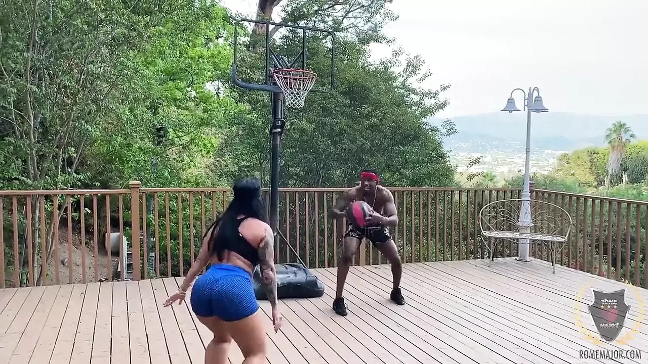 Rome Major在篮球场上吮吸，操热辣的巴西阴户