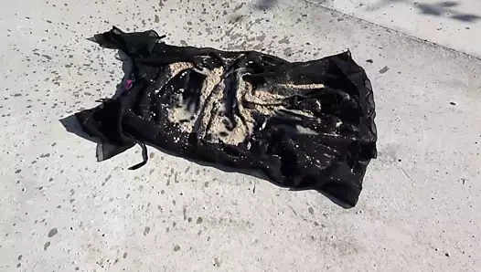 Siyah 7 elbise üzerinde ıslak toprağı ezin