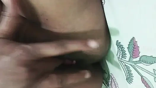 Hintli kız parmaklıyor ve parmağını sokuyor ve gıcıklıyor