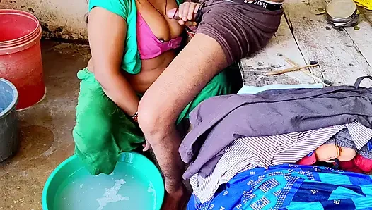 Desi bhabhi ne  bathroom me land chusha