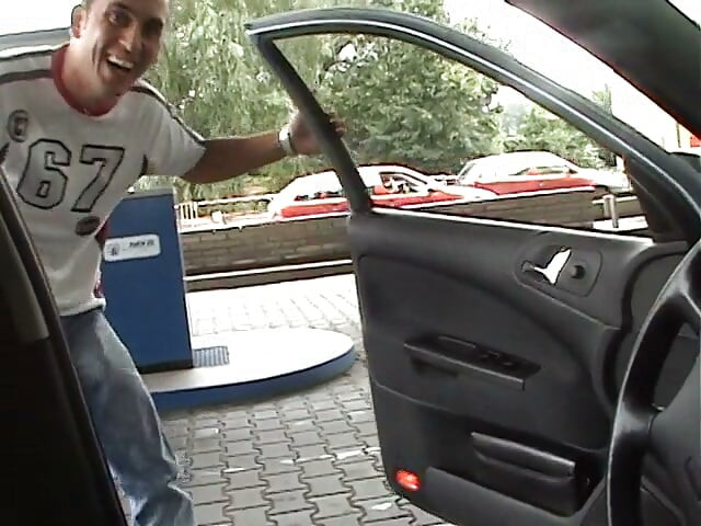 Agățând o fată într-o benzinărie