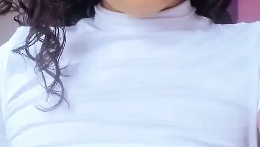 Heiße brasilianische brünette mit natürlichen brüsten, die dich bittet, für sie zu kommen - Espuletinha