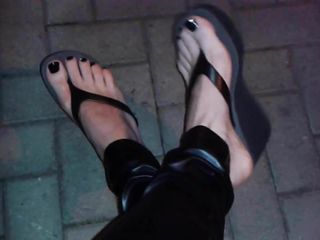 Esmalte negro en los dedos de mis pies :)