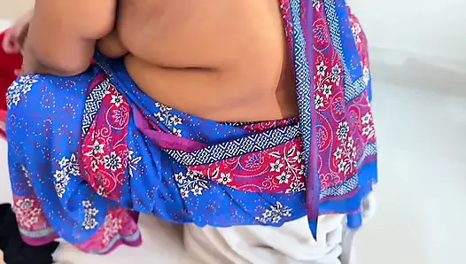 Büyük götlü bluzsuz Tamil teyze, bluz külotunu yıkarken sonra yarağımı emdi ve beni sikiyor