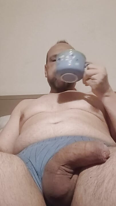 Bebo mi café en la cama por la mañana mientras me toco