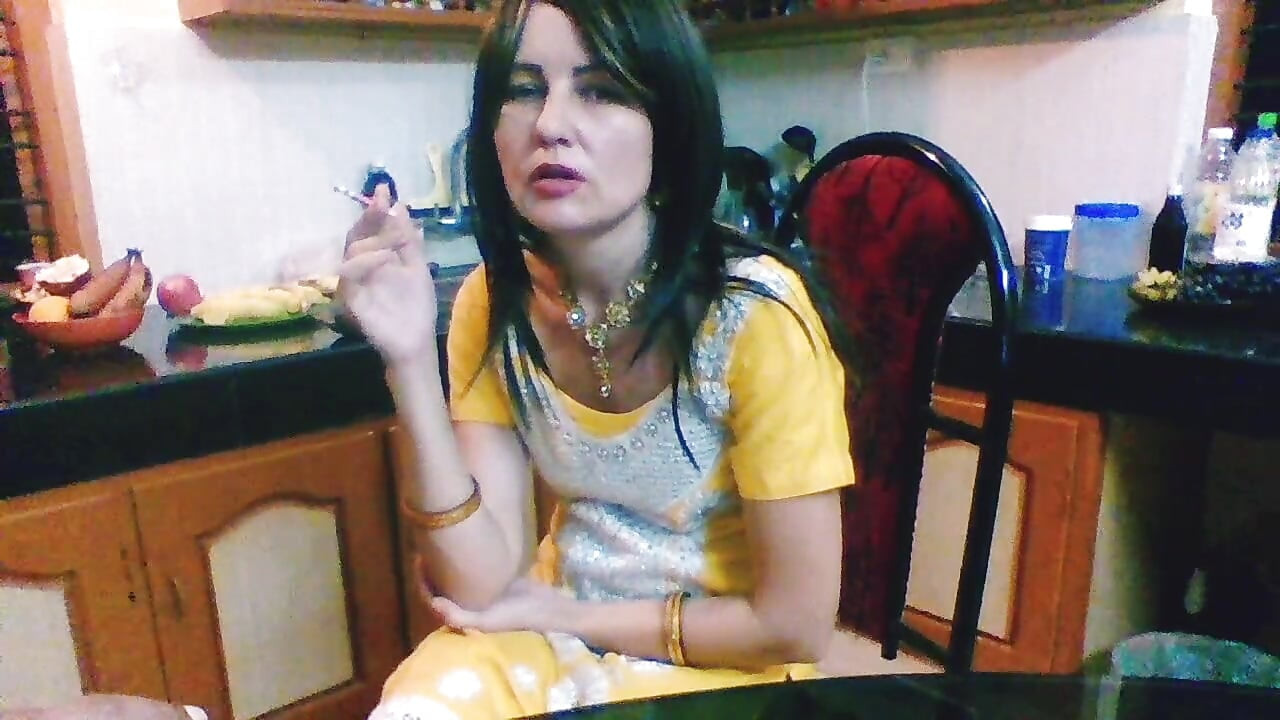 Asantusht patni khushi ki talaash men