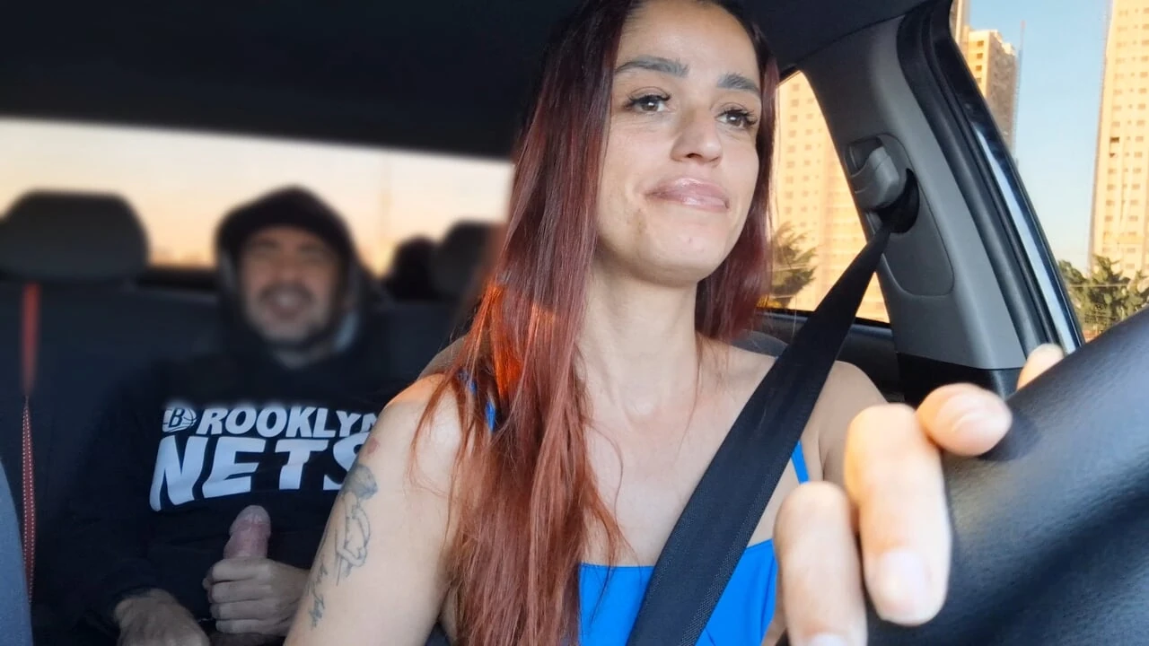 O femeie obraznică căsătorită devine șofer de aplicație și prinde un pasager masturbându-se din spate!
