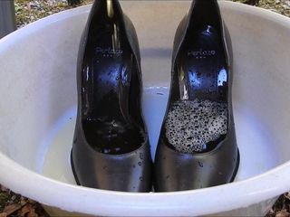 Sikanie w szarych butach na wysokim obcasie żony