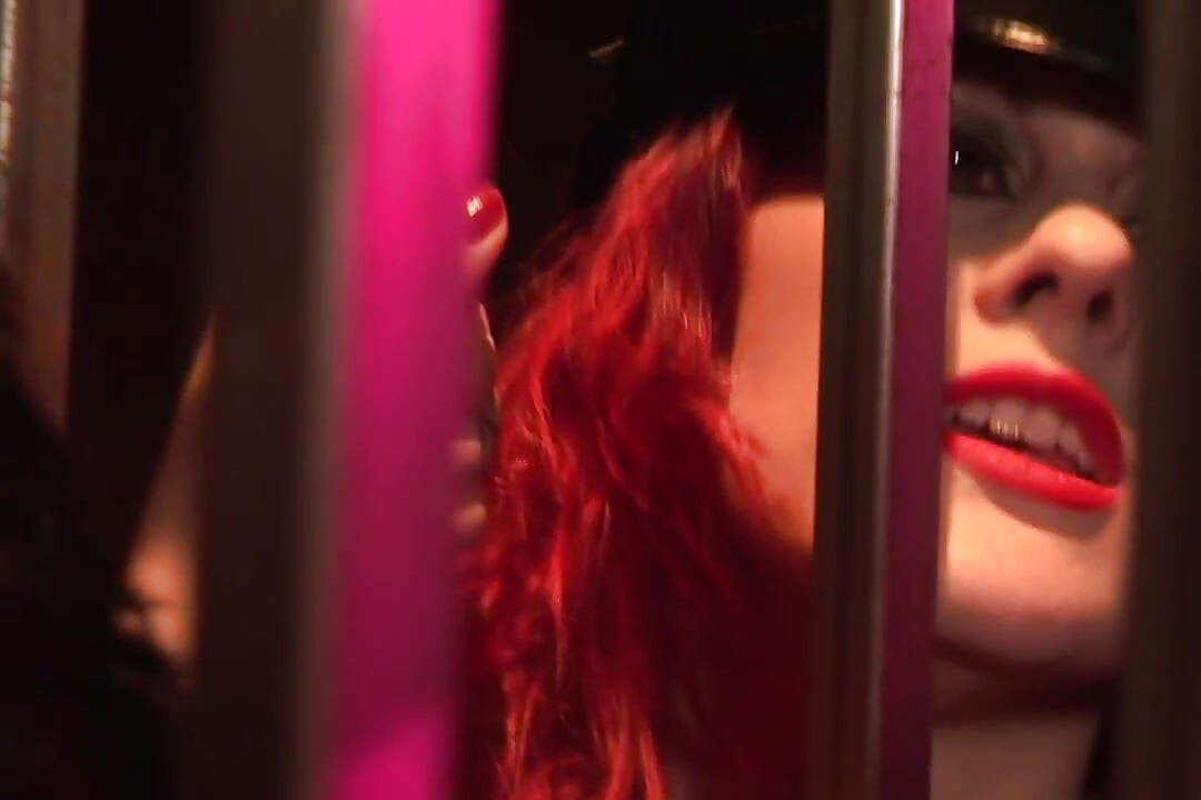 Nevina plavuša u kandžanama pokvarenih muškaraca