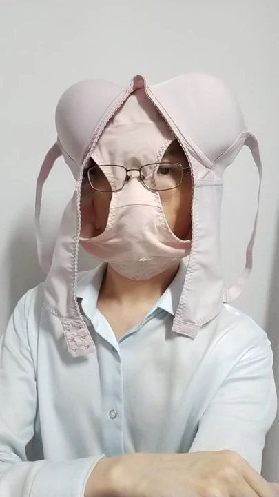 Divertirsi con il reggiseno e le mutandine della zia.