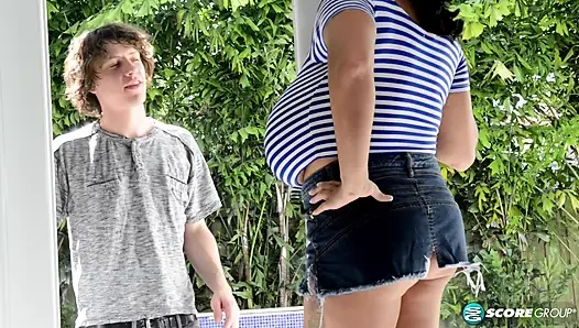 Super gestapelt, Roxi Red fickt den peeper