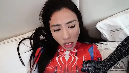 Cewek hot Asia tammy & eleanor lagi asik cosplay spidergirl sama cowok besar