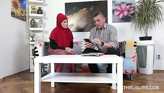 Kırmızı tesettürlü seksi kaltak sert yarakları gerçekten seviyor