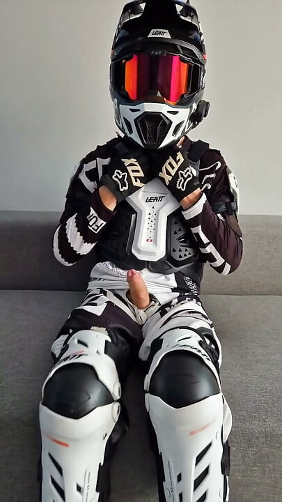 Motocyklista w Gear spust gorąco na siebie