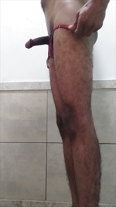 Joué avec ma queue à côté de la petite culotte de ma demi-sœur