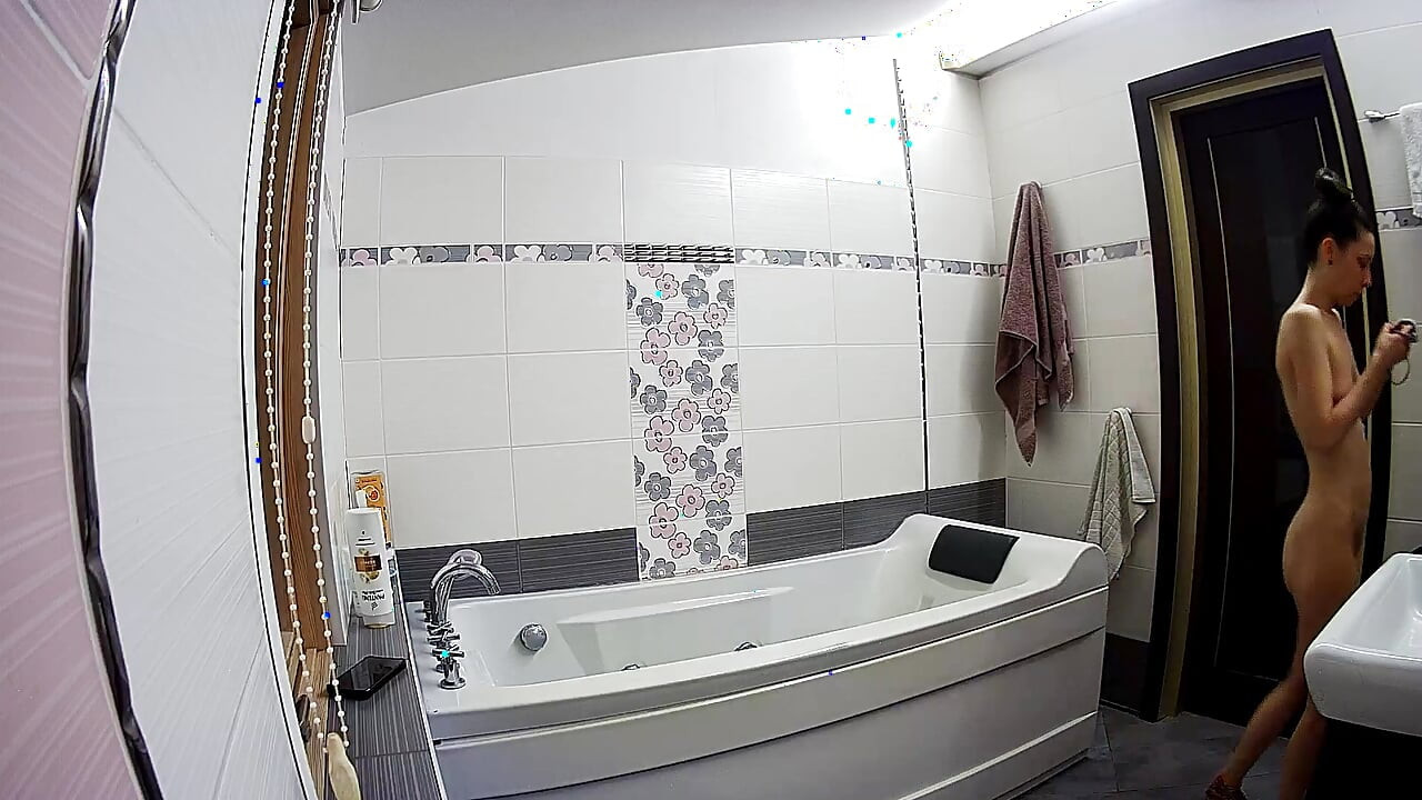 Stella bereidt zich voor op een bad in de badkamer - echte amateurvoyeurscène