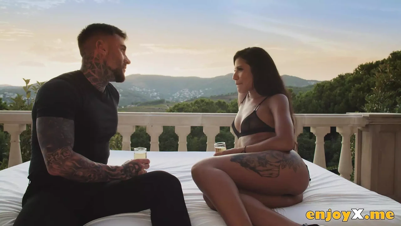 Andrea Retali和她漂亮的日落在背景中给了一个特殊的狂欢 - 爱情红色热辣的重口味色情！