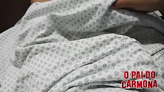 Моя падчерица помогла мне с дрочкой, когда я выбежала из больницы