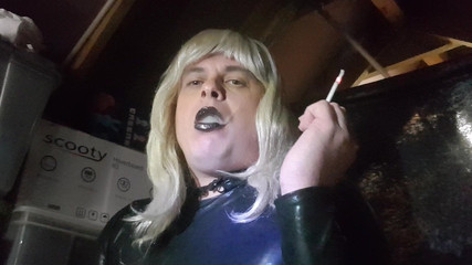 Blond, black lipstick and slim menthol