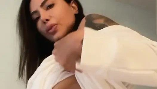 Lela Star ıslak ve yaramaz amcığı parmaklıyor