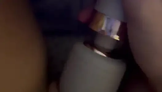 Aku lagi asik muasin memekku pakai vibrator sampai muncrat banyak banget!