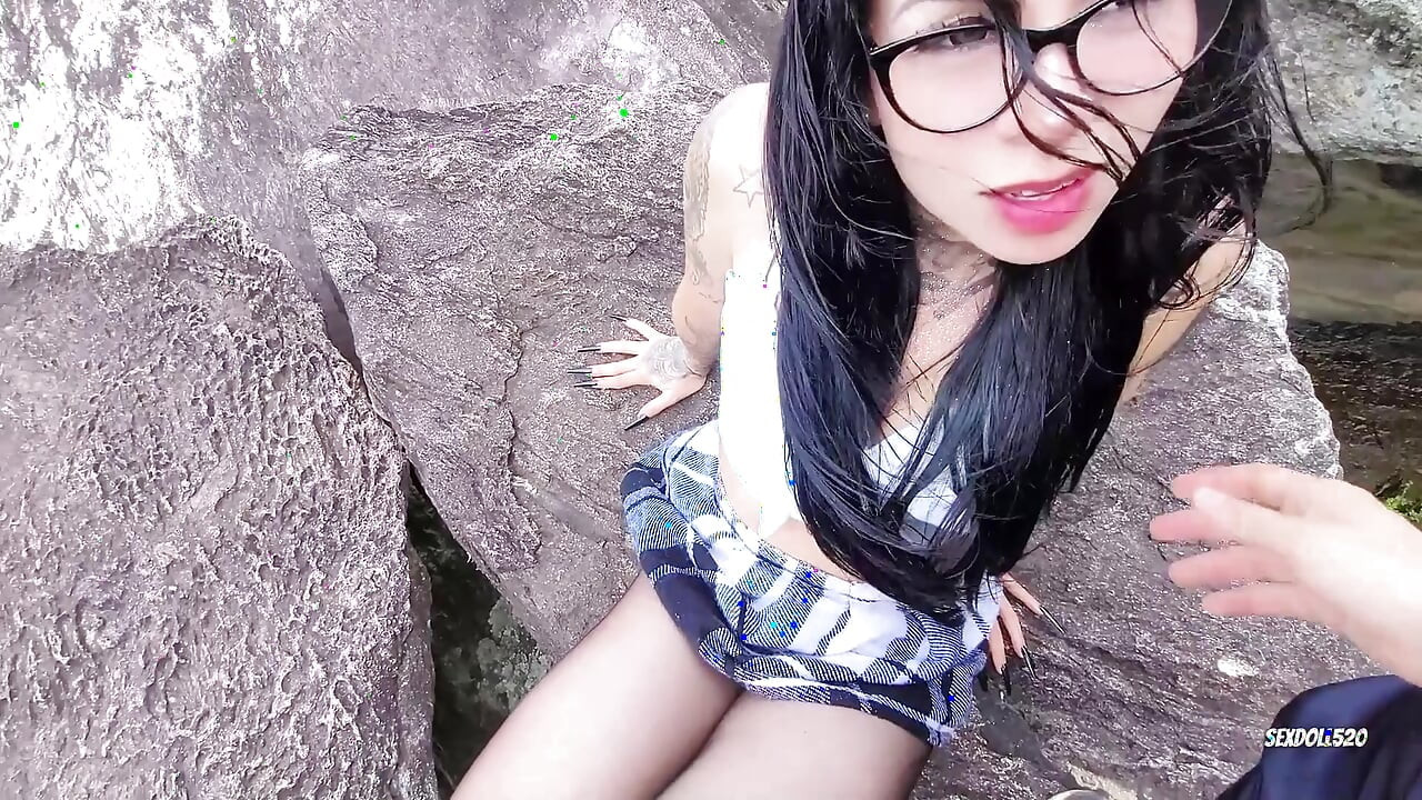 Χαμένο κορίτσι παίρνει γάλα από το στόμα ενός ξένου.