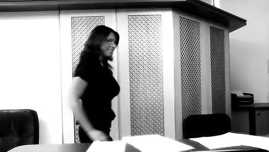 Dövmeli Kaslı Adam Sarışın Ve Azgın Esmeri Gırtlağına Kadar Anal Üçlü Grup Sekste Sikiyor